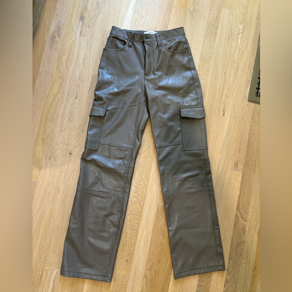 Abercrombie Women's Vegan Leather Cargo 90s Relaxed Pants Grey/Tan